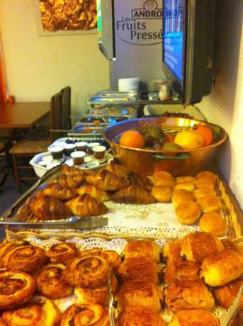 Imagen de la habitación del Hotel De La Tour, Le Chambon-Feugerolles. Foto 10