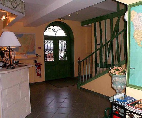 Imagen de los exteriores del Hotel De La Tour, Pont-de-L'Arche. Foto 4