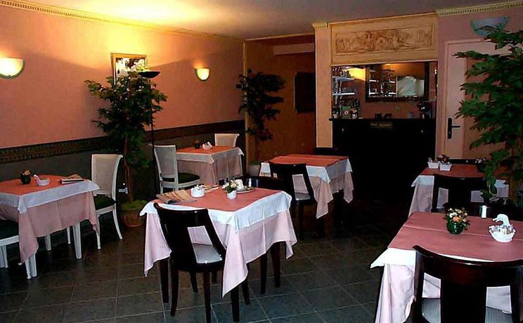 Imagen de los exteriores del Hotel De La Tour, Pont-de-L'Arche. Foto 5