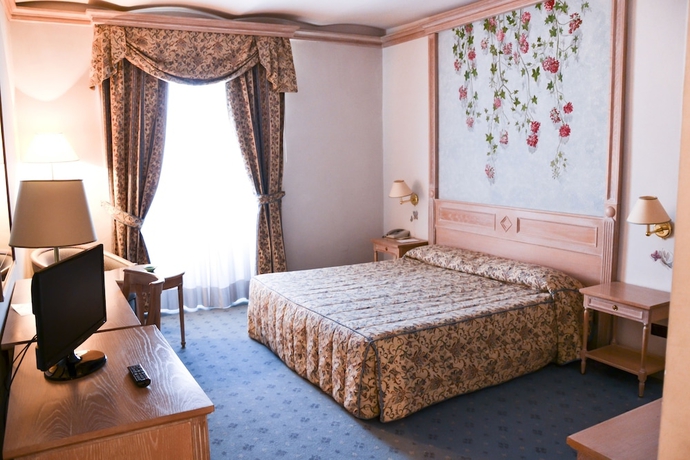 Imagen de la habitación del Hotel De La Ville, Civitavecchia. Foto 13