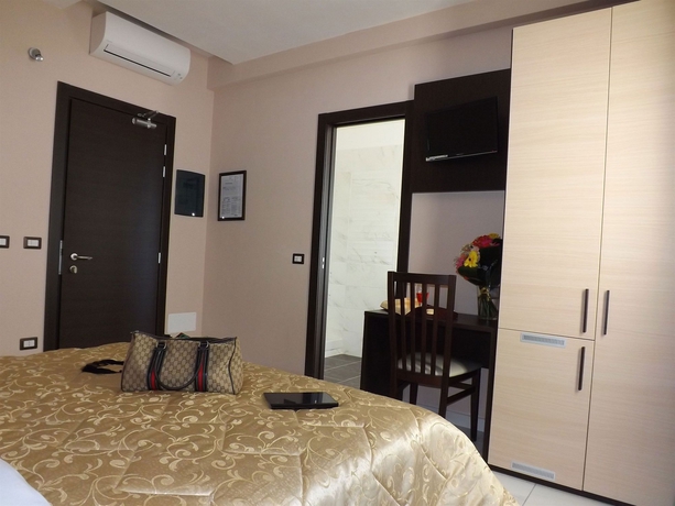 Imagen de la habitación del Hotel De La Ville Relais. Foto 4