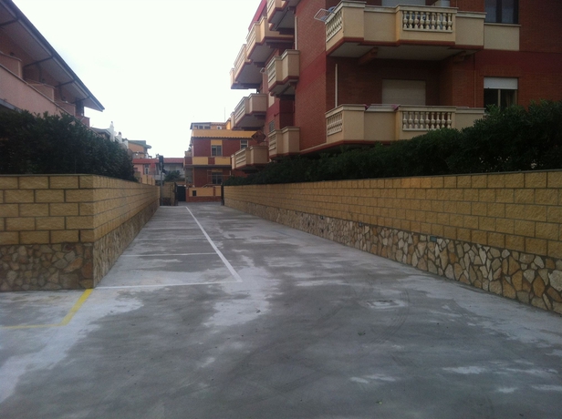 Imagen de los exteriores del Hotel De La Ville Relais. Foto 7