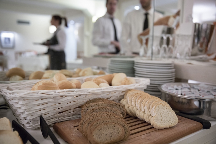 Imagen del bar/restaurante del Hotel De La Ville, Riccione. Foto 5