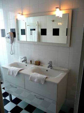 Imagen de la habitación del Hotel De L'abeille Orléans. Foto 4