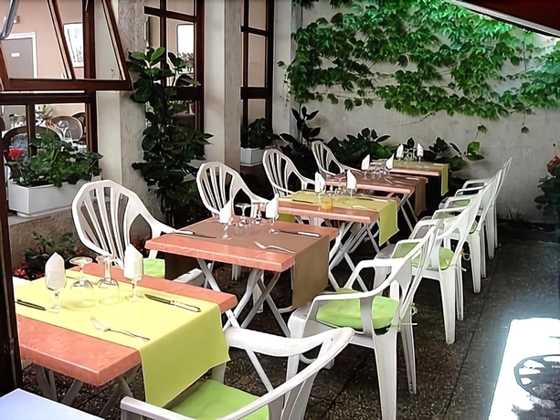 Imagen del bar/restaurante del Hotel De L'ecu. Foto 6