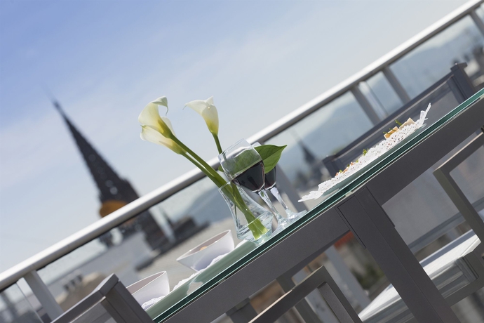 Imagen de los exteriores del Hotel De Londres Y De Inglaterra. Foto 9