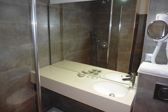 Imagen de la habitación del Hotel De L'orme, Akena, Evreux. Foto 17