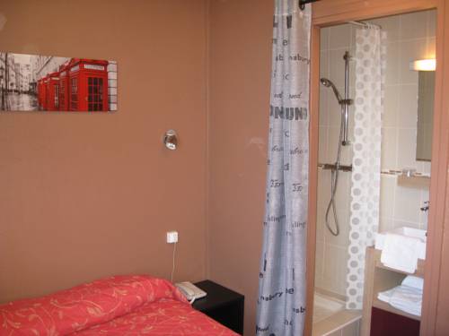 Imagen de la habitación del Hotel De L'univers, Caen. Foto 3