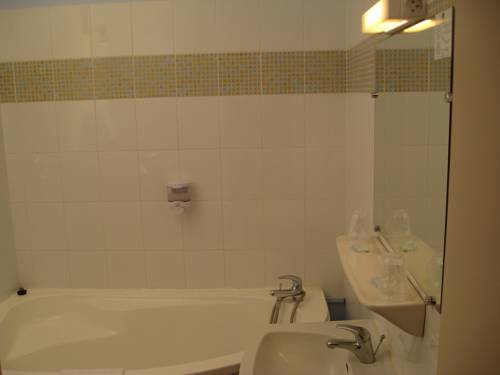 Imagen de la habitación del Hotel De L'univers, Caen. Foto 6