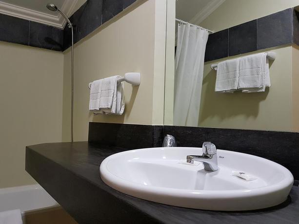 Imagen de la habitación del Hotel De Moura. Foto 8