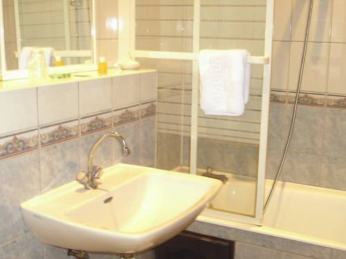 Imagen de la habitación del Hotel De Paris, Charleville Mezieres. Foto 16