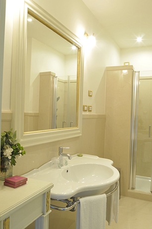 Imagen de la habitación del Hotel De Paris Sanremo. Foto 8