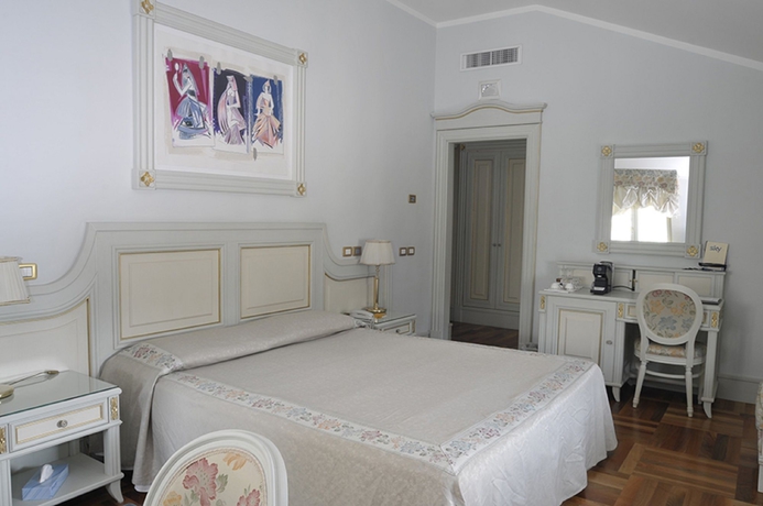 Imagen de la habitación del Hotel De Paris Sanremo. Foto 10
