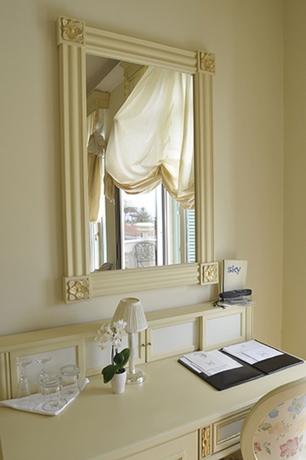 Imagen de la habitación del Hotel De Paris Sanremo. Foto 11