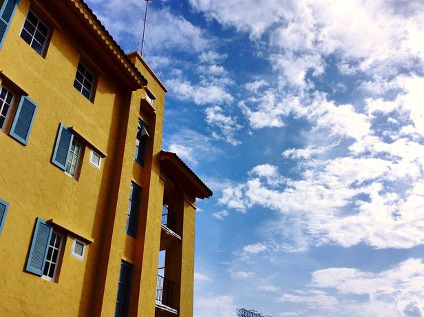Imagen de los exteriores del Hotel De Pastel. Foto 13