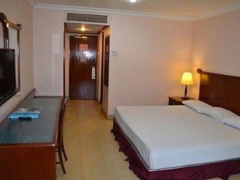 Imagen del bar/restaurante del Hotel De Rhu Beach Resort. Foto 4