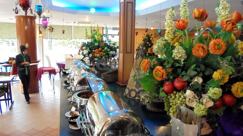 Imagen del bar/restaurante del Hotel De Rhu Beach Resort. Foto 7