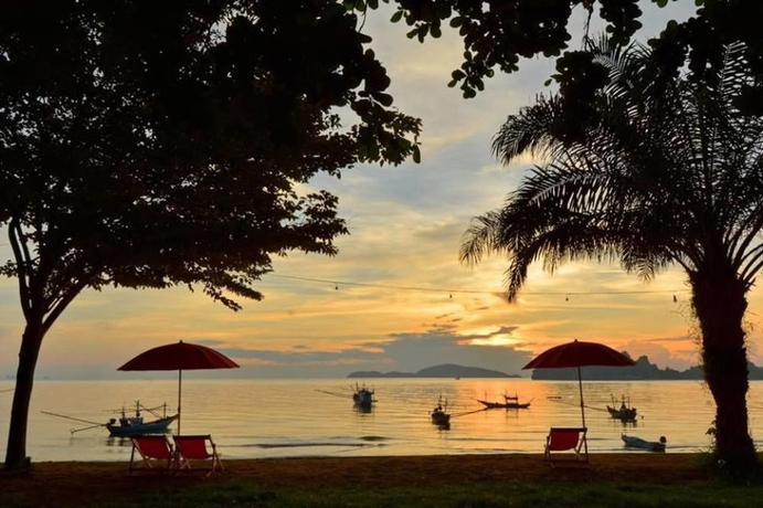 Imagen de los exteriores del Hotel De Sea Almond Chumphon. Foto 9