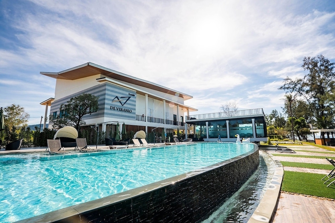 Imagen de la piscina del Hotel De Veranio Resort. Foto 19