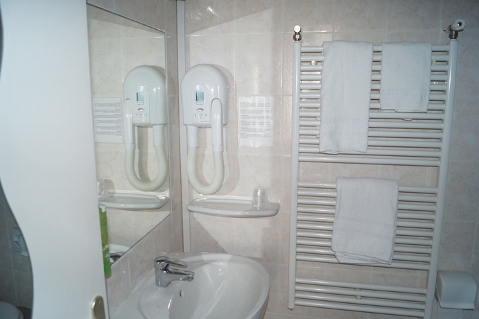 Imagen de la habitación del Hotel De Verdun. Foto 2