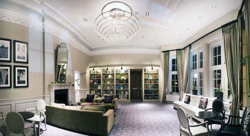 Imagen del bar/restaurante del Hotel De Vere Cranage Estate. Foto 2