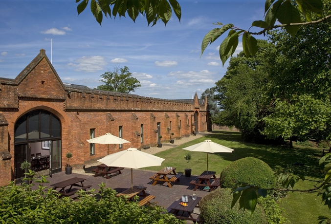 Imagen de los exteriores del Hotel De Vere Latimer Estate. Foto 6