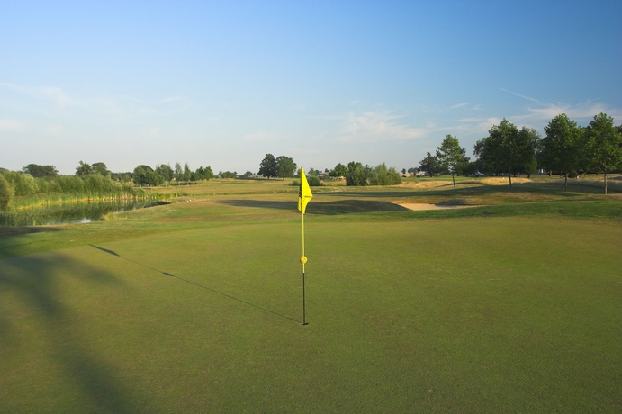 Imagen de los exteriores del Hotel De Vere Wokefield Estate. Foto 6