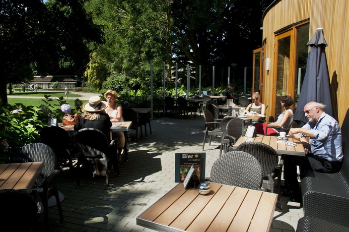 Imagen de los exteriores del Hotel De Villa. Foto 10