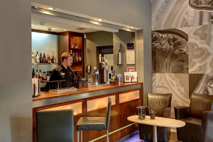 Imagen del bar/restaurante del Hotel Dean Court. Foto 3