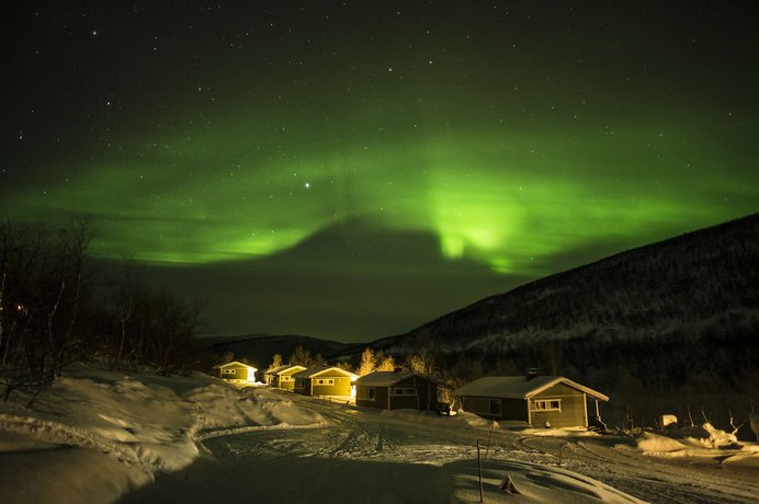 Imagen de los exteriores del Hotel Deatnu. Foto 11