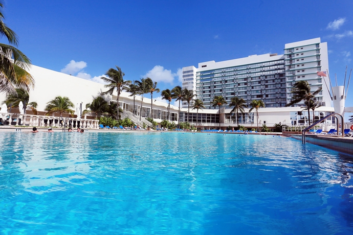 Imagen de la piscina del Hotel Deauville Beach Resort. Foto 14