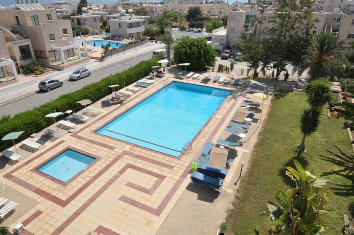 Imagen de la piscina del Hotel Debbiexenia Apartments. Foto 14