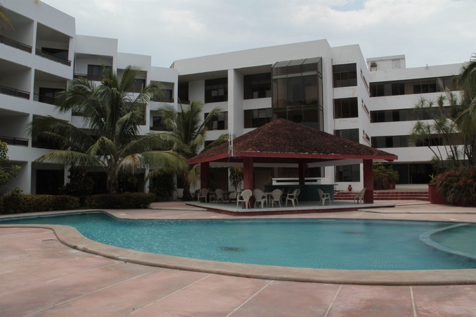 Imagen de la piscina del Hotel Debliz. Foto 6