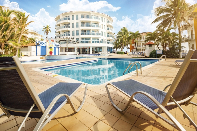 Imagen de la piscina del Hotel Decameron Aquarium - All Inclusive. Foto 18