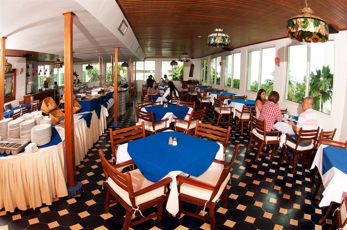 Imagen del bar/restaurante del Hotel Decameron Cartagena All Inclusive. Foto 7