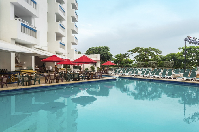 Imagen de la piscina del Hotel Decameron Cartagena All Inclusive. Foto 16