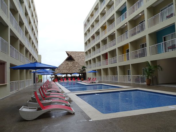 Imagen de la piscina del Hotel Decameron Isla Coral. Foto 14