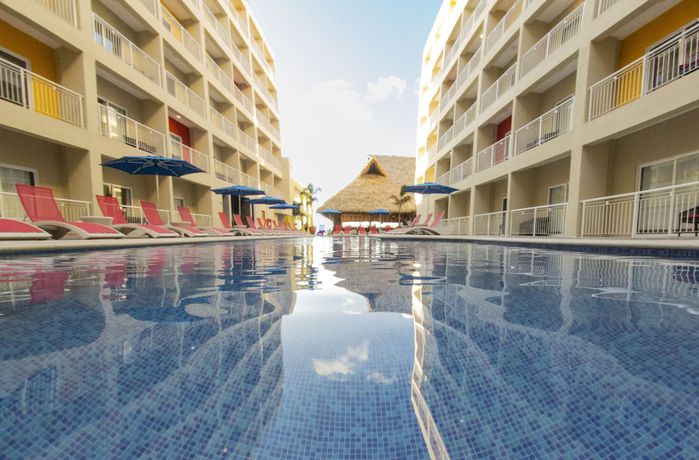 Imagen de la piscina del Hotel Decameron Isla Coral. Foto 15