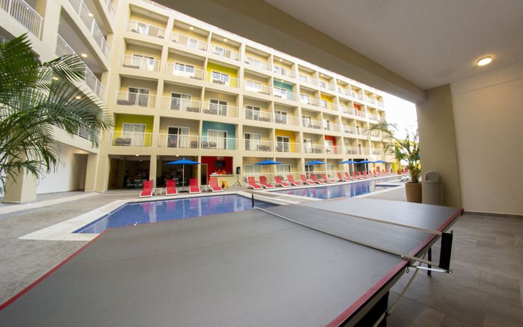 Imagen de la piscina del Hotel Decameron Isla Coral. Foto 16