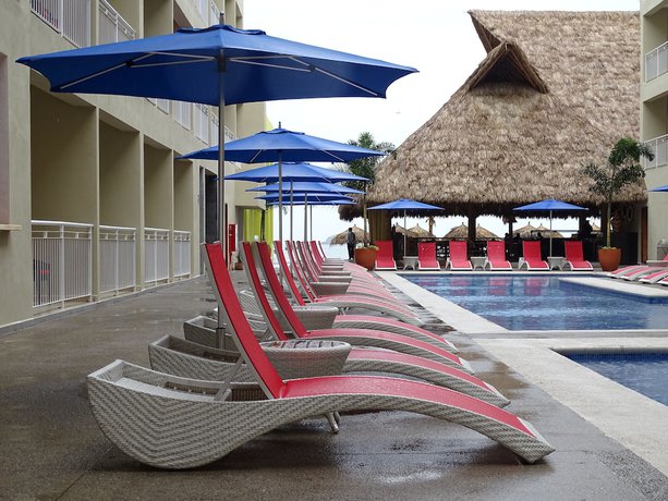 Imagen de la piscina del Hotel Decameron Isla Coral. Foto 17