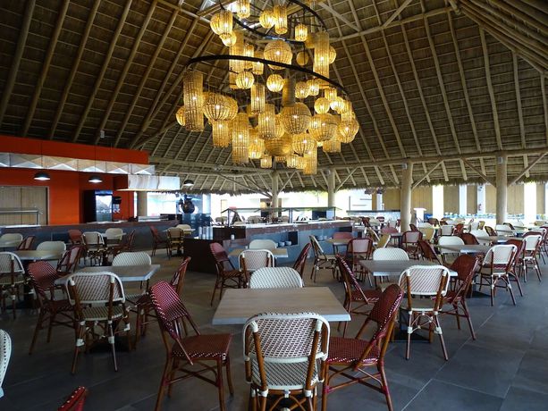 Imagen del bar/restaurante del Hotel Decameron Isla Coral. Foto 5