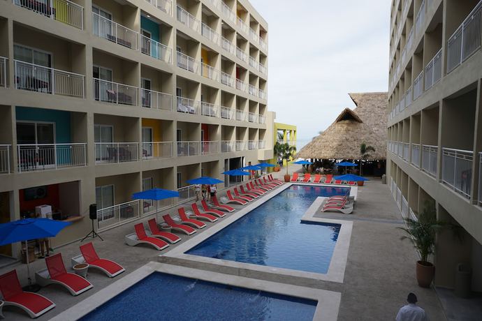 Imagen de la piscina del Hotel Decameron Isla Coral. Foto 20