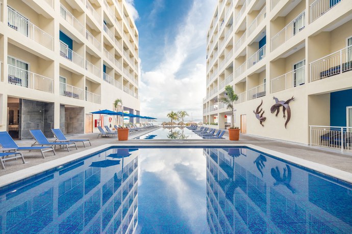 Imagen de la piscina del Hotel Decameron La Marina Guayabitos, Ramada All-Inclusive Resort. Foto 15