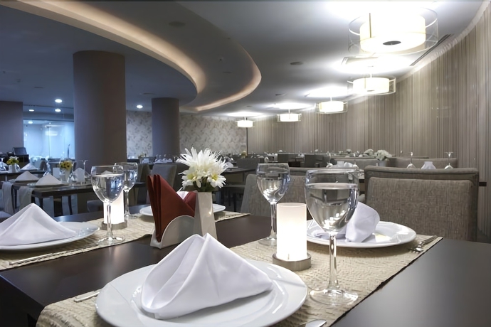 Imagen del bar/restaurante del Hotel Dedepark. Foto 3
