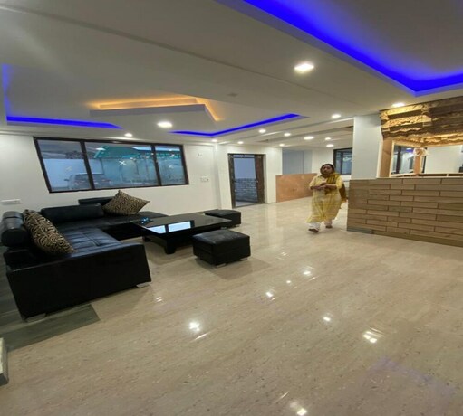 Imagen de los interiores del Hotel Dee Grand Marq. Foto 28