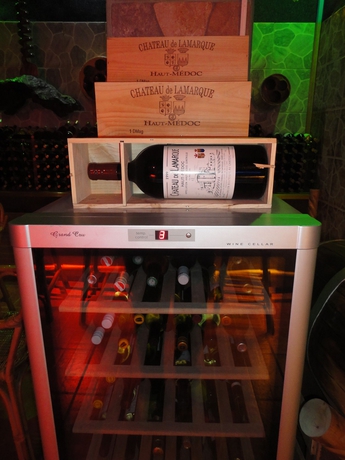 Imagen del bar/restaurante del Hotel Deep Forest Garden. Foto 3