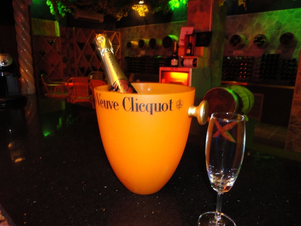 Imagen del bar/restaurante del Hotel Deep Forest Garden. Foto 4