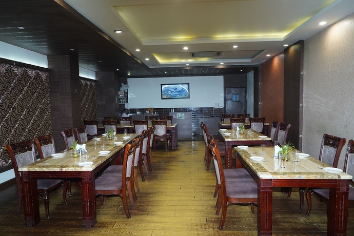 Imagen del bar/restaurante del Hotel Deep Residency. Foto 3
