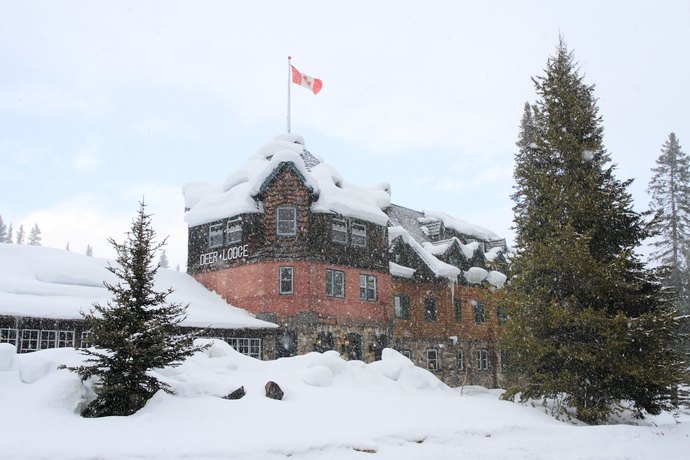 Imagen de los exteriores del Hotel Deer Lodge, Lake Louise. Foto 11