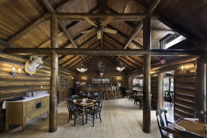 Imagen del bar/restaurante del Hotel Deer Lodge, Lake Louise. Foto 1